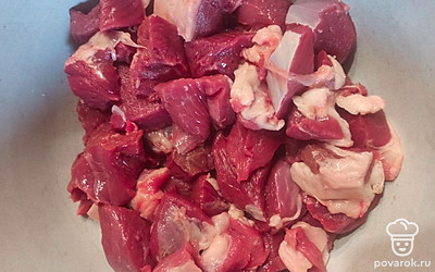 Нарежьте баранину. 