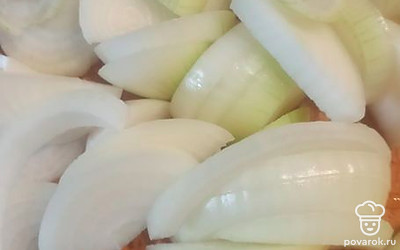 Нарежьте лук полукольцами. 