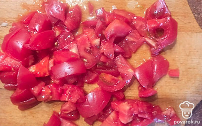 Нарежьте помидоры кубиками. 