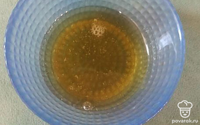 Добавьте 2 столовых ложки жидкого меда. 