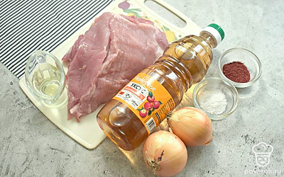 Подготовьте все ингредиенты. Репчатый лук очистите.