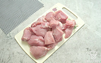Нарежьте свинину кусочками весом примерно 30-40 грамм.