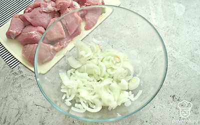 Репчатый лук измельчите кольцами или полукольцами. Выложите в объемную миску и отожмите руками, чтобы лук стал мягким и дал сок.