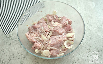 Перемешайте ингредиенты между собой. Затяните миску пищевой пленкой и уберите в холодильник для маринования. Минимальное время маринования шашлыка — 3 часа.