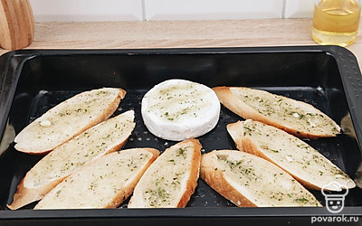 Полейте сыр и хлеб ароматным маслом.