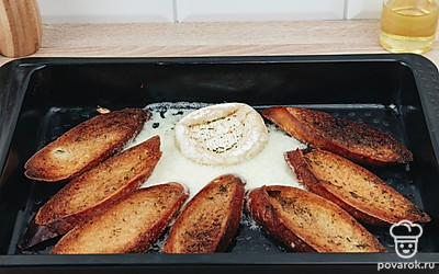 Отправьте всё запекаться в духовку на 5-7 минут.