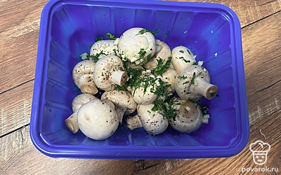 Шампиньоны хорошо промойте, посолите и поперчите по вкусу. Налейте масло, зелень и чеснок измельчите. Все тщательно перемешайте.