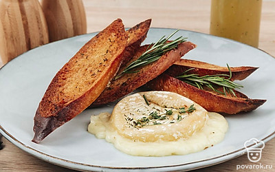 Украсьте блюдо веточками розмарина. Гренки с камамбером готовы.