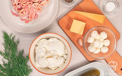 Чтобы сливочный сыр было легче смешать с остальными ингредиентами, заранее достаньте его из холодильника и согрейте до комнатной температуры. Твердые сорта сыров, которые необходимо будет натереть на мелкой терке, наоборот, уберите в холодильник или морозилку на 10-15 минут.