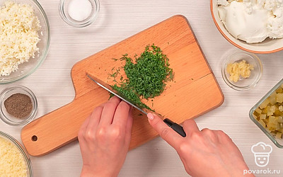 Подготовьте ингредиенты. Пармезан и моцареллу натрите на мелкой терке. Маринованные огурцы мелко порежьте. Чеснок очистите от шкурки и пропустите через пресс. Веточки укропа вымойте, стряхните лишнюю воду. Стебли отрежьте и выбросьте, а пушистую часть мелко нашинкуйте.