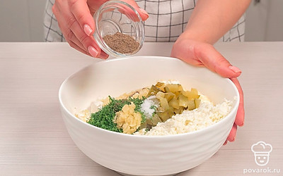 Смешайте сыр, зелень и специи. В глубокую емкость выложите сливочный сыр, натертые пармезан и моцареллу, нарезанные огурцы и укроп. Добавьте чеснок, соль и перец. Все тщательно перемешайте.