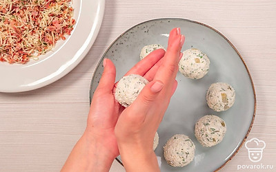 Приготовьте смесь для верхнего слоя. Бекон обжарьте с двух сторон, остудите и нарежьте мелкими кусочками. Сыр чеддер натрите на мелкой терке. Чистые веточки укропа мелко нашинкуйте, удалив стебли. В плоскую тарелку выложите бекон, чеддер и укроп, хорошо перемешайте.Из получившейся сырной массы сформируйте шарики.