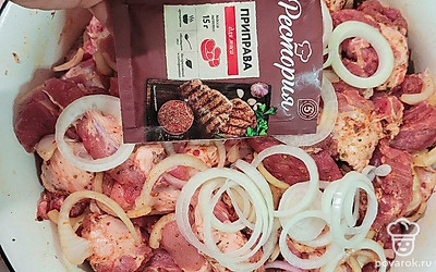 Мясо промойте. Нарежьте порционными кусочками среднего размера, примерно 5 на 3 и на 3 сантиметра. Лук нашинкуйте кольцами. Свинину посолите, поперчите. Добавьте специи для мяса и нарезанный лук. Хорошенько все перемешайте, чтобы специи равномерно распределились.