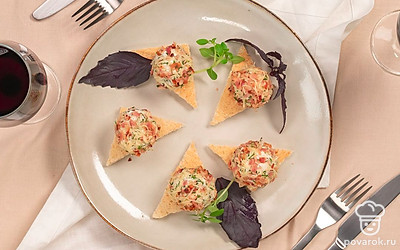 Подавайте шарики из сыра вместе с тостами из белого хлеба.