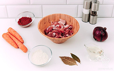 Разморозьте и промойте свинину. Разрежьте ее на кусочки. Помойте овощи. Почистите морковь, снимите шелуху с лука.