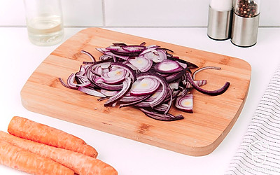 Лук нарежьте полукольцами.