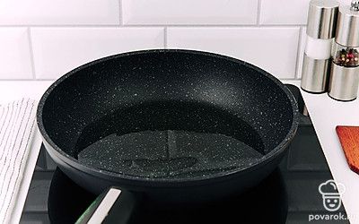 Разогрейте сковороду с подсолнечным маслом.