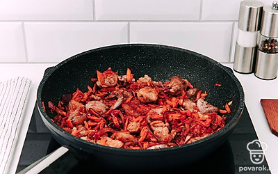 Добавьте в сковороду томатную пасту и перемешайте.