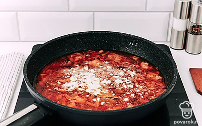 Помешивая, аккуратно всыпьте муку.