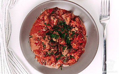 Подавайте гуляш с макаронами, картофельным пюре или рисом.