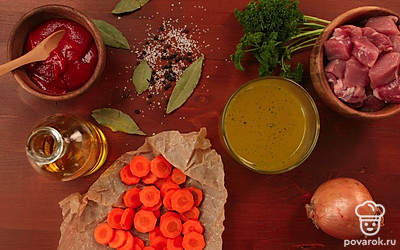 Зачистите свинину от лишнего жира. Вымойте и почистите лук и морковь. Возьмите сковороду с высокими и толстыми стенками и вскипятите воду.