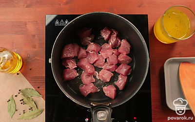 Нарежьте свинину тонкими кусками, слегка отбейте и нарежьте ломтиками. Обжарьте на разогретом масле.