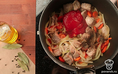 Добавьте кетчуп, соль, перец, лавровый лист и залейте горячей водой (или бульоном) и тушите на слабом огне в течение 60 минут.