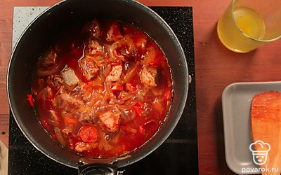 За 5 минут до готовности присыпьте блюдо измельченной зеленью.