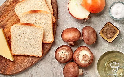 Подготовьте необходимые продукты, удобно расположите их на рабочем столе. Почистите, вымойте и измельчите репчатый лук. Сыр натрите на мелкой терке. Промойте шампиньоны, обсушите на бумажных полотенцах и нарежьте на маленькие кусочки. Зелень вымойте, обсушите и измельчите. Приготовьте противень. Включите духовку на 200 градусов. Приготовьте салат из помидоров и редиса для подачи.