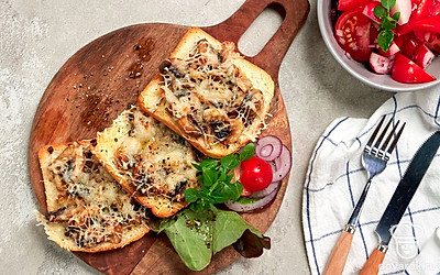 Тост с королевскими шампиньонами оформите измельченной зеленью. Подайте горячим в качестве дополнения к салату из помидоров и редиса.