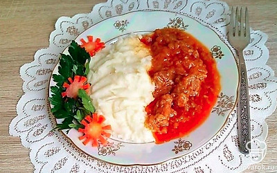 Вкусный гуляш из телятины с картофельным пюре — Рецепт с фото