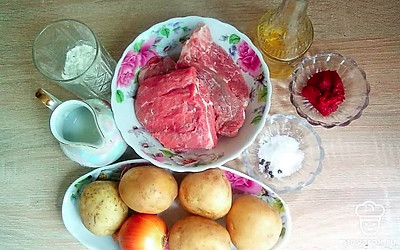 Мясо промойте и порежьте на кубики, лук очистите и мелко нашинкуйте. Томат разбавьте с кипяченой водой. Картофель почистите, промойте и нарежьте кубиками.