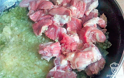 Приготовьте гуляш: потушите лук на сковороде около минуты затем добавьте мясо, перемешайте и накройте крышкой. Когда мясо пустит сок добавьте томатный соус и соль. Тушите на медленном огне 40 минут под крышкой. Сверху готового мяса высыпьте муку через сито, чтоб не было комочков, все перемешайте и тушите еще пару минут.