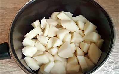 Приготовьте пюре: Поставьте воду на плиту, когда закипит добавить нарезанный картофель, посолите и варите 20 минут до готовности. Слейте лишнюю воду, разомните в пюре и добавьте молоко и сливочное масло.