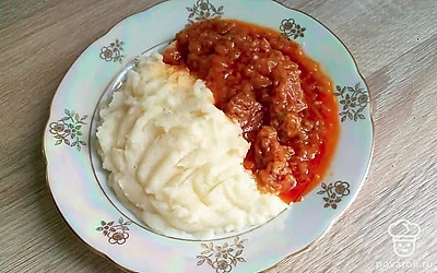 Выложите пюре с гуляшом на порционные тарелки, посыпьте зеленью. Нарежьте салат из свежих овощей или подайте нарезку из разносолов. Так ваш ужин будет еще вкуснее.