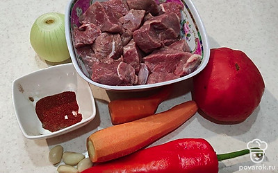 Филе телятины промойте в холодной воде, очистите от лишнего жира и пленок, нарежьте крупными кусочками. Овощи помойте, очистите.