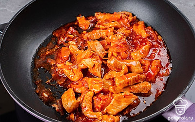 Налейте оливковое масло на сковороду. Выложите лук и свинину. Добавьте томатную пасту, чеснок, поперчите. Для большего количества соуса добавьте немного воды. Тушите 15-20 минут на среднем огне.