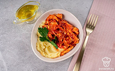 Выложите картофельное пюре и гуляш в порционные тарелки. Украсьте блюдо зеленью. Приятного аппетита!