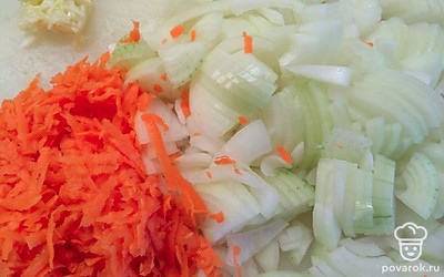 Овощи очистить, морковь натереть на терке, лук порезать полукольцами, чеснок через пресс.