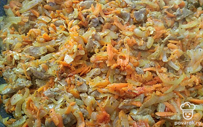 В сковороду с разогретым маслом кладем мясо и обжариваем пока не побелеет, затем туда добавляем овощи и жарим 10 мин.