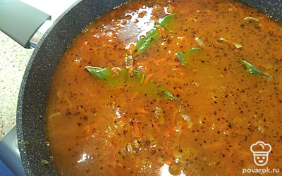 Затем добавляем томатную посту, чеснок, приправы, лавровый лист, воду и тушим все под крышкой 15-20 мин.