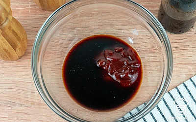 Возьмите глубокую чашку и соедините соевый соус с соусом барбекю. Хорошенько размешайте.