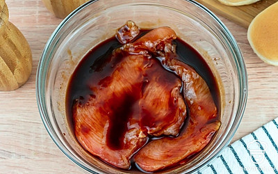 Курицу разрежьте на большие куски и опустите в приготовленную смесь.