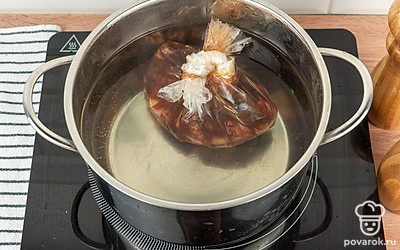 Перелейте все в пакет и поставьте варится. До полной готовности курицы. Примерно 30 минут.