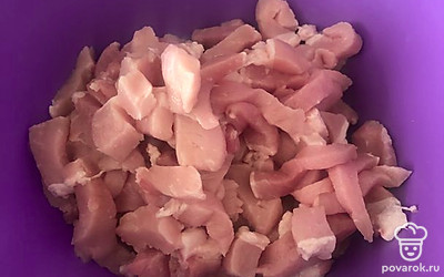 Нарежьте мясо брусочками, слегка обжарьте.