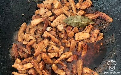 Добавьте томатную пасту, затем немного муки и воды. Тушите до готовности.