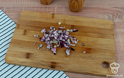 Лук и помидоры мелко порежьте