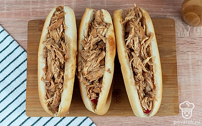 Булочки разрежьте по длине не до конца, оставляя их полуоткрытыми. Внутрь положите помидор, а сверху курицу.