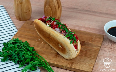 Сверху посыпьте порезанным луком. Подавайте к столу горячими