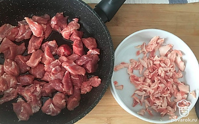 При помощи кухонных ножниц нарежьте мясо на кусочки, срезая жир и пленки.